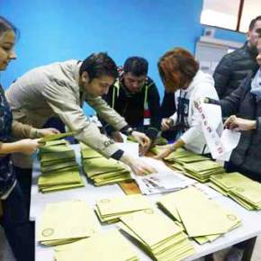 Τουρκία: Μεγάλη νίκη Νταβούτογλου δείχνουν τα πρώτα αποτελέσματα των&nbsp;εκλογών