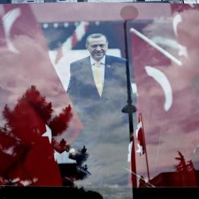 Μεγάλη νίκη Ερντογάν, πιθανή ακόμη και η αυτοδυναμία Μεγάλη νίκη φαίνεται να καταγράφει το Κόμμα Δικαιοσύνης και Ανάπτυξης, σύμφωνα με το κρατικό κανάλι της Τουρκίας, με καταμετρημένο το 50% των ψήφων.Φωτογραφίες