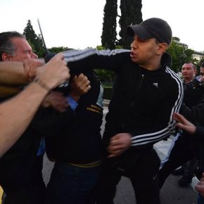 Ο ΜΑΝΙΑΣΜΕΝΟΣ ΠΟΝΤΙΑΚΟΣ ΛΑΟΣ ΤΣΑΚΙΣΕ ΣΤΟ ΞΥΛΟ ΤΟΝ ΠΡΟΔΟΤΗ ΒΟΥΛΕΥΤΗ ΤΗΣ ΝΔ Γ.ΚΟΥΜΟΥΤΣΑΚΟ! ΠΑΙΡΝΟΥΝ ΣΕΙΡΑ ΚΙ ΑΛΛΟΙ! ΤΟ ΞΥΛΟ ΒΓΗΚΕ ΑΠΟ ΤΟΝ&nbsp;ΠΑΡΑΔΕΙΣΟ!