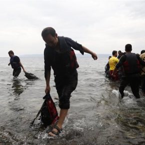 Φρίκη στο Αιγαίο, αβέβαιο μέλλον στην Αθήνα Οι περισσότεροι από τους πρόσφυγες του δουλεμπορικού που ναυάγησε στη Σάμο εγκλωβίστηκαν στη καμπίνα και ανασύρθηκαν&nbsp;νεκροί