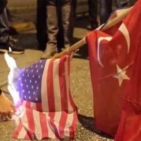 Αθήνα: Έκαψαν σημαίες της Τουρκίας και των ΗΠΑ στη πορεία συμπαράστασης για τη Ρωσία (βίντεο) – Επικροτούν οι Ρώσοι το κάψιμο τουρκικών σημαιών στην Αθήνα λόγω της κατάρριψης του&nbsp;SU-24