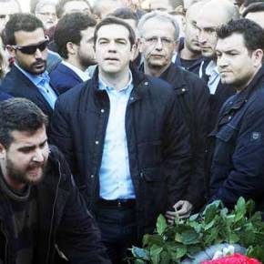 Βίντεο: “Κέρασαν” τον Τσιπρα καφέ και νερό κατά τη διάρκεια της κατάθεσης στεφάνου, αλλά…έφυγε&nbsp;τρέχοντας!