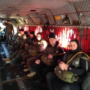 Ο Α/ΓΕΕΘΑ δεν ξεχνά ότι πρώτα απ΄ όλα είναι «βατράχι»! Άλμα με αλεξίπτωτο από CHINOOK-&nbsp;ΦΩΤΟ