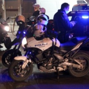 «Έσπασαν» στο ξύλο ελεγκτές του ΜΕΤΡΟ στην Ομόνοια – Πέτρες και καδρόνια σε&nbsp;αστυνομικούς!