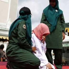 Φρίκη: Ραβδισμοί σε γυναίκα στην&nbsp;Ινδονησία