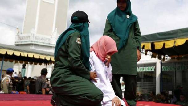 brethike-konta-se-andra-tin-timwrisan-me-rabdismous.jpg666