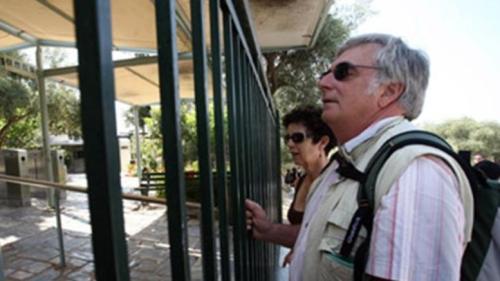 ellas-to-megaleio-sou-eortastiko-louketo-sta-mouseia_w_l