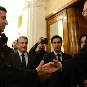 Η ΡΩΣΙΑ ΤΕΙΝΕΙ «ΧΕΙΡΑ ΣΥΜΜΑΧΙΑΣ» ΣΤΟΥΣ ΚΟΥΡΔΟΥΣ ΤΗΣ&nbsp;ΤΟΥΡΚΙΑΣ