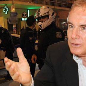 Θυμάστε τον αστυνομικό που πήγε να πατήσει με την μερσεντές του ο Κίμων Κουλούρης; To «φυσάει» και δεν του&nbsp;κρυώνει…