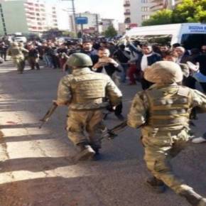 Κούρδοι γιουχάρουν την είσοδο του τουρκικού στρατού στο Ντιγιάρμπακιρ [βίντεο]&nbsp;–