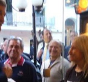 Ο Τζον Κέρι σε αθηναϊκό φούρνο: Tον κέρασαν μελομακάρονα&nbsp;(Φωτό)