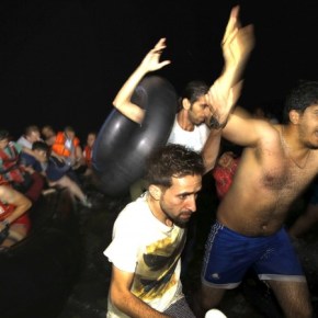 Πετροβόλησαν όχημα του ΠΝ που τους πήγαινε φαγητό παράνομοι μετανάστες! Χάος και στο&nbsp;Ελληνικό