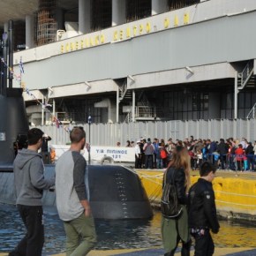 Στην ουρά για να μπουν στο υποβρύχιο ΠΙΠΙΝΟΣ οι πολίτες που σέβονται τις&nbsp;ΕΔ