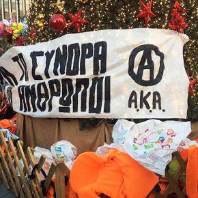 Έβαλαν σωσίβια στο χριστουγεννιάτικο δέντρο στο&nbsp;Σύνταγμα