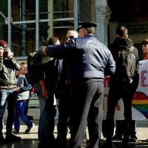 Αγανακτισμένοι πολίτες έκραξαν αγρίως τις… “κραγμένες” στην πλατεία Μητροπόλεως –&nbsp;ΒΙΝΤΕΟ