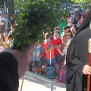 Eπίθεση στην Ορθοδοξία από τη Νεολαία του ΣΥΡΙΖΑ: «Να καταργηθεί η πρωινή προσευχή στα&nbsp;σχολεία»