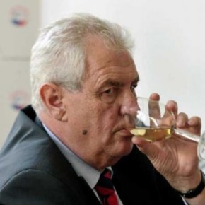 Τα «μαζεύουν» οι Τσέχοι που πρέπει όμως να μαζέψουν και τον πρόεδρό&nbsp;τους