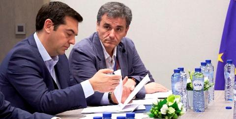 Ο πρωθυπουργός Αλέξης Τσίπρας ( 2ος Α) συνομιλεί με την Γερμανίδα Καγκελάριο Αγγελα Μέρκελ, τον Γάλλο πρόεδρο Φρανσουά Ολαντ (Δ) και τον πρόεδρο του Ευρωπαϊκού Συμβουλίου Ντόναλντ Τουσκ (Α), κατά τη διάρκεια του διαλείμματος της Συνόδου Κορυφής των ηγετών της Ευρωζώνης, στις Βρυξέλλες, Κυριακή 12 Ιουλίου 2015. ΑΠΕ-ΜΠΕ/EUROPEAN CONSILIUM/Mario Salerno