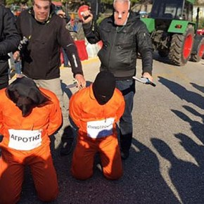 Ο «τζιχαντιστής» Τσίπρας «αποκεφαλίζει» αγρότες! Απίστευτες εικόνες στο Αγρίνιο!&nbsp;(Βίντεο)