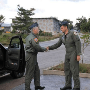 ΕΚΤΑΚΤΟ! Ο ΑΡΧΗΓΟΣ ΤΑΚΤΙΚΗΣ ΑΕΡΟΠΟΡΙΑΣ ΣΤΗ ΒΑΣΗ ΤΗΣ ΣΟΥΔΑΣ&nbsp;-Φωτογραφίες.