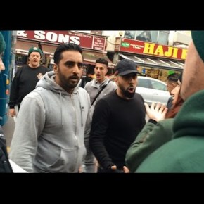 Βίντεο: Αυτό είναι το μέλλον της Ευρώπης σε λίγα χρόνια… Δείτε πως αντέδρασαν οι μουσουλμάνοι του Λονδίνου μόλις είδαν χριστιανούς στη γειτονιά&nbsp;τους!!!