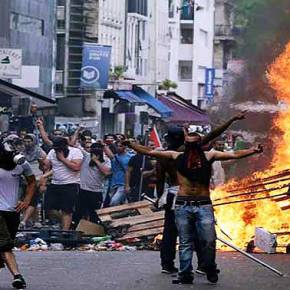 Πρωτοφανές: Ισλαμιστές έκαψαν το χριστουγεννιάτικο δέντρο σε κεντρική πλατεία των Βρυξελλών και πέταξαν αυτοκίνητο μέσα στο σταθμό του μετρό!&nbsp;(vid)