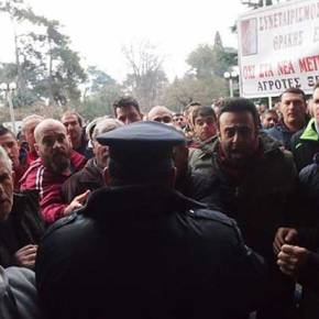 ΑΓΡΙΟ ΞΥΛΟ-ΜΑΤ ΚΑΙ ΑΓΡΟΤΕΣ ΣΩΜΑ ΜΕ ΣΩΜΑ ΣΤΗ ΚΟΜΟΤΗΝΗ:ΑΥΓΑ,ΠΕΤΡΕΣ ΚΑΙ&nbsp;ΧΗΜΙΚΑ!