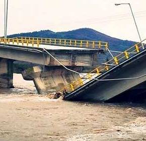 ΑΠΟ ΘΑΥΜΑ ΔΕΝ ΥΠΗΡΞΑΝ ΘΥΜΑΤΑ! Δείτε φωτογραφίες και βίντεο από την κατάρρευση της γέφυρας στον&nbsp;Πηνειό