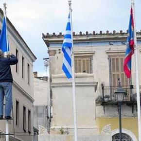 Στο Ναύπλιο  κατέβασαν και έσκισαν την Ευρωπαϊκή Σημαία&nbsp;(Βίντεο)