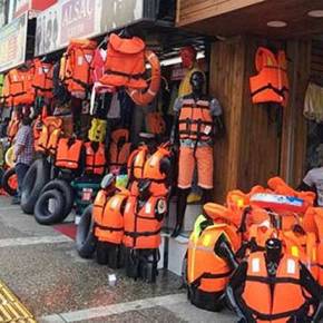 Δείτε τι γίνεται στην κατεχόμενη Σμύρνη… Στις βιτρίνες και στα πεζοδρόμια πουλάνε τα σωσίβια για τους λαθρομετανάστες!!!