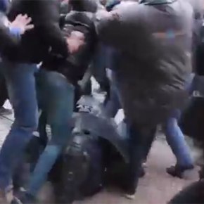 Αγρότες αρπάζουν ΜΑΤατζή και τον λιντσάρουν!!!&nbsp;(Βίντεο)