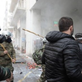 ΣΥΓΚΛΟΝΙΣΤΙΚΕΣ ΕΙΚΟΝΕΣ! Όλα τα βίντεο με το άγριο ξύλο αγροτών και&nbsp;ΜΑΤ!