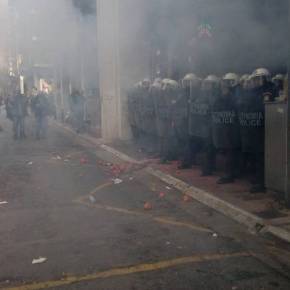 Οι αγρότες κατασκήνωσαν στο Σύνταγμα και μοιράζουν μανταρίνια στους περαστικούς (vid) 