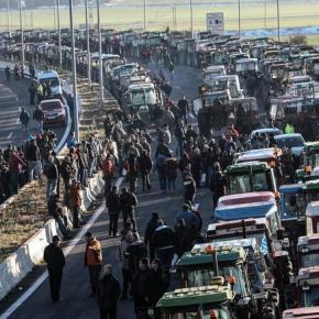 Oι «φυλές» των μπλόκων: Από τους κόκκινους στους μπλε και τους ατάκτους Οι κόκκινοι της Νίκαιας, οι πρώην γαλάζιοι των Τεμπών, οι αγροτοσυνδικαλιστές του Πανελλαδικού Συντονιστικού, οι Πελοποννήσιοι και οι&nbsp;Κρητικοί.