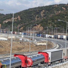 Αλλάζει το σκηνικό στον Προμαχώνα – Άνοιξαν τα Βουλγαρικά σύνορα Η επίσημη συμφωνία είναι να παραμείνουν ανοιχτά μέχρι να αποσυμφορηθούν εντελώς οι ουρές οι οποίες όπως έγινε γνωστό είχαν φτάσει τα 30&nbsp;χιλιόμετρα.