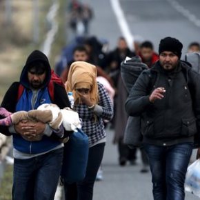 Τα καραβάνια μεγαλώνουν, η Ελλάδα εκπέμπει SOS -Διχασμένοι οι Ευρωπαίοι, πελαγωμένοι οι υπουργοί, εγκλωβισμένοι οι&nbsp;μετανάστες