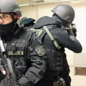 Επίδειξη ΕΚΑΜ: Ελεύθερος σκοπευτής πυροβολεί από απόσταση 100 μ. μπαλόνι στο στόμα συναδέλφου του!&nbsp;[βίντεο]