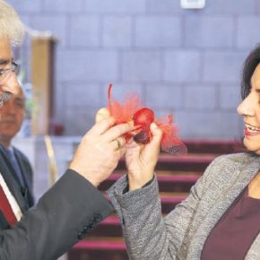 ΒΟΥΛΕΥΤΙΝΑ ΤΟΥΡΚΑΛΑ… ΒΑΦΕΙ ΚΑΙ ΠΡΟΣΦΕΡΕΙ ΚΟΚΚΙΝΑ ΑΥΓΑ ΓΙΑ ΤΟ&nbsp;ΠΑΣΧΑ!!!