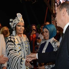 Ο «ΣΟΥΛΤΑΝΟΣ» ΠΟΥ ΟΝΕΙΡΕΥΕΤΑΙ ΠΑΓΚΟΣΜΙΟ ΠΟΛΕΜΟ, ΔΙΝΕΙ ΠΑΡΑΣΤΑΣΗ ΣΕ ΕΝΑ… ΤΡΑΒΕΣΤΙ!&nbsp;(βίντεο)