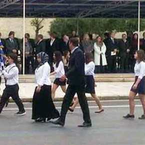 Αν το δικό μου παιδί πήγαινε να παρελάσει σε μια Αραβική χώρα, θα δεχόντουσαν να παρελάσει χωρίς (!)&nbsp;μαντήλα…