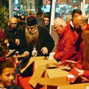 ΚΑΤΑΓΓΕΛΙΑ – ΣΟΚ: Πράκτορες ανάμεσα στους πρόσφυγες απαίτησαν από τον Μητροπολίτη Πειραιώς Σεραφείμ να βγάλει τον Σταυρό που φορούσε όταν πήγε να τους μοιράσει&nbsp;τρόφιμα!