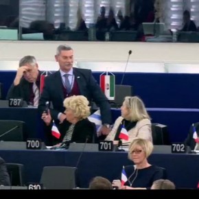 Πέταξαν έξω από το Ευρωκοινοβούλιο τον Χρυσαυγίτη απόστρατο για ρητορική μίσους&nbsp;–