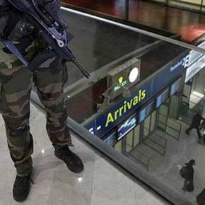 Δραματικές ώρες στη Λάρνακα: Ζωσμένος με εκρηκτικά ο αεροπειρατής – Ξυπνούν μνήμες της αεροπειρατείας του 1978 που κατέληξε σε&nbsp;μακελειό