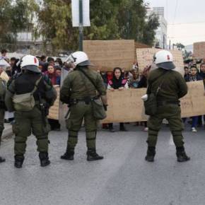 «Μπουκάρισαν» στην Αθήνα λάθρο και πρόσφυγες – «Αναχαιτίστηκαν» στην πλατεία Βικτωρίας – ΕΚΑΤΟΝΤΑΔΕΣ ΟΡΓΙΣΜΕΝΟΙ ΜΟΥΣΟΥΛΜΑΝΟΙ ΔΙΑΜΑΡΤΥΡΟΝΤΑΙ ΓΙΑΤΙ ΔΕΝ ΤΟΥΣ ΠΑΝΕ ΣΤΗΝ ΓΕΡΜΑΝΙΑ&nbsp;–