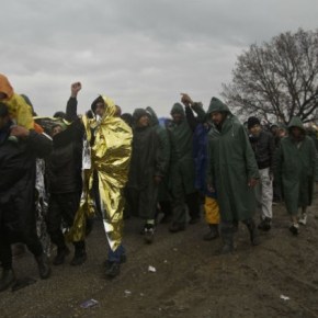 Εκατοντάδες πρόσφυγες προσπαθούν να περάσουν στα&nbsp;Σκόπια