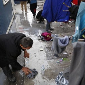 Ασφυξία στον Πειραιά, οι πρόσφυγες έστησαν και σκηνές Στο λιμάνι 529 άτομα, αναμένονται άλλα&nbsp;144