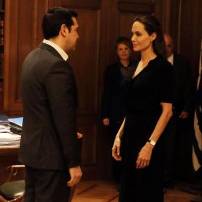 Τι έλεγαν επί 1,5 ώρα Τσίπρας-Τζολί στο Μαξίμου Το κατώφλι του Μεγάρου Μαξίμου πέρασε η Αντζελίνα Τζολί στο πλαίσιο της επίσκεψής της στην Ελλάδα για το προσφυγικό. Το μήνυμά της για το δράμα των&nbsp;προσφύγων.