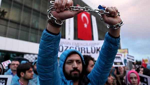 turkish_police_raid_gulen-linked_newspaper_amid_protests.jpg_1718483346