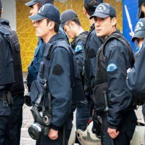 Οι πρώτοι Τούρκοι χωροφύλακες στην Χίο – Έφτασαν για την «επίβλεψη» μιας συμφωνίας που κανείς δεν γνωρίζει εάν θα τηρηθεί! – ΑΛΛΟΙ 18 ΑΝΑΜΕΝΟΝΤΑΙ ΑΥΡΙΟ ΣΤΗΝ ΛΕΣΒΟ – ΔΕΙΤΕ ΤΟ ΒΙΝΤΕΟ ΑΠΟ ΤΗΝ ΑΦΙΞΗ&nbsp;–