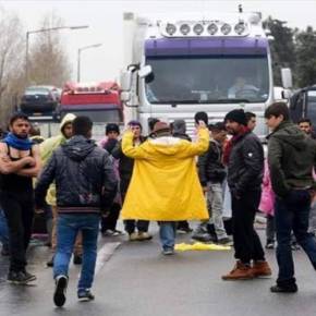 «ΑΦΟΥ ΔΕΝ ΠΑΜΕ ΕΜΕΙΣ ΕΚΕΙ ΠΟΥ ΘΕΛΟΥΜΕ ΔΕΝ ΘΑ ΠΑΤΕ ΟΥΤΕ ΚΑΙ ΕΣΕΙΣ»! – Πού φτάσαμε;- Λαθρομετανάστες και πρόσφυγες έχουν κλείσει την εθνική οδό και ζητούν ταυτότητα από τους Έλληνες οδηγούς για να τους αφήσουν να πάνε στις δουλειές τους! (βίντεο)&nbsp;–